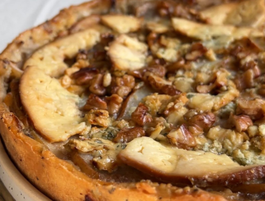 Tarta de cebollas y peras caramelizadas: la receta irresistible que lleva roquefort