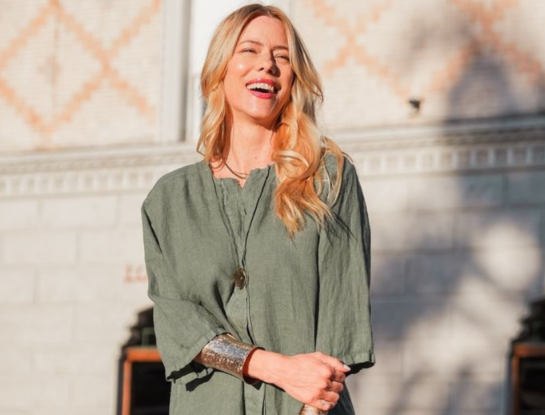 Nicole Neumann lleva el top noventoso que está de moda esta primavera