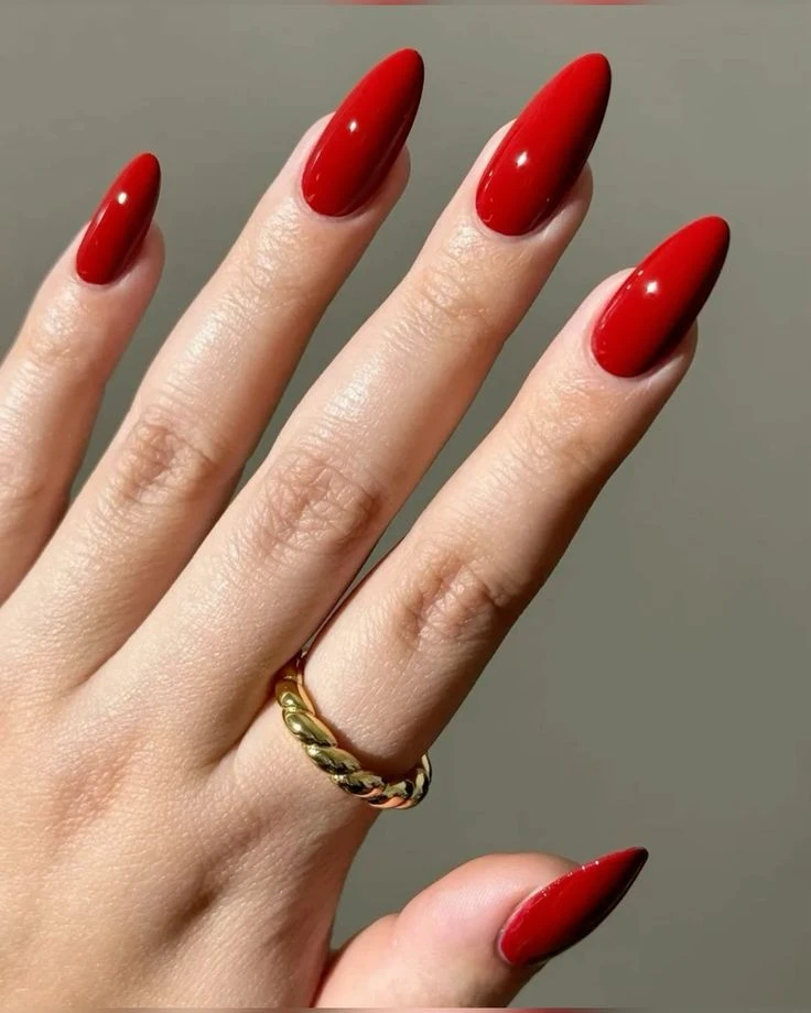 Las uñas grandmacore marcan tendencia en el street style