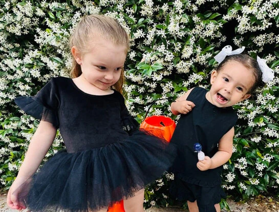 Las fotos de Ana García Moritán y Sarah Burlando celebrando Halloween: looks total black y las poses más divertidas