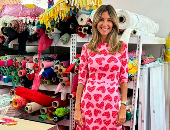 María Belén Ludueña en Madrid: visitó el taller de Ágatha Ruiz de la Prada, precursora de la moda circular y sostenible