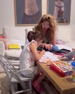 Isabel Macedo mostró cómo hace la tarea con su hija Belita Urtubey