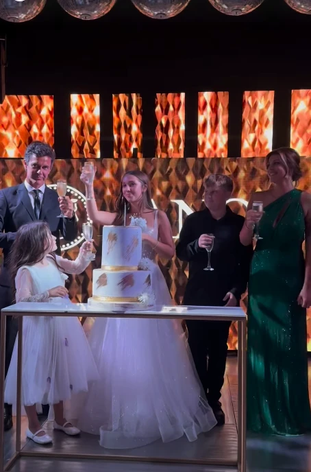 Olivia sopla las velitas con su familia