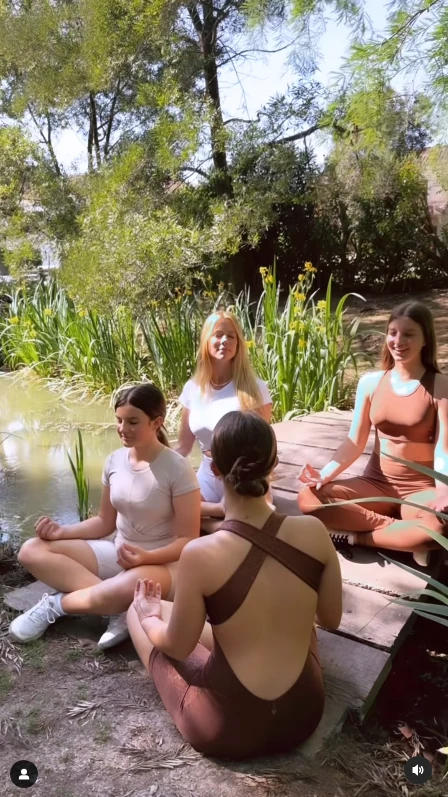 Nicole Neumann practicando posturas de yoga con sus hijas
