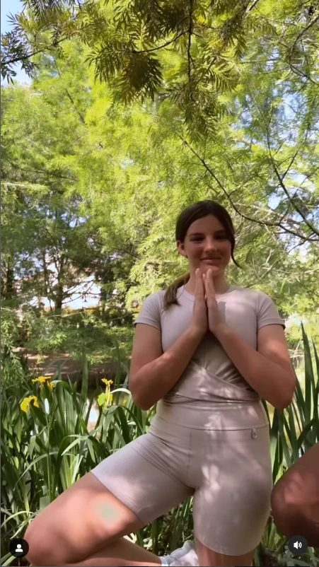 Nicole Neumann practicando posturas de yoga con sus hijas
