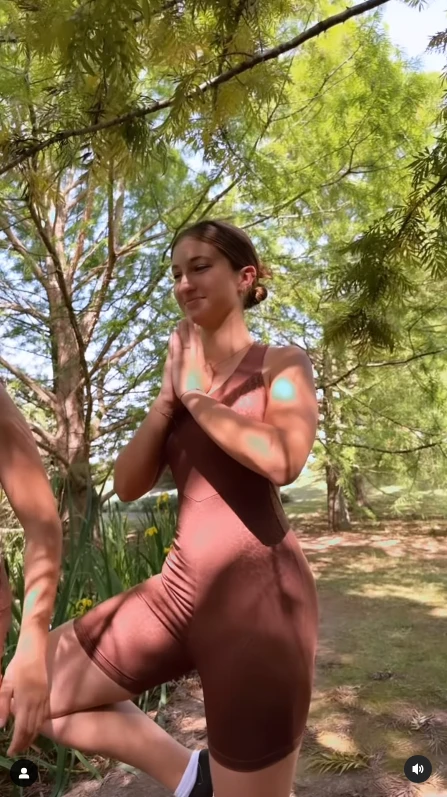 Nicole Neumann practicando posturas de yoga con sus hijas