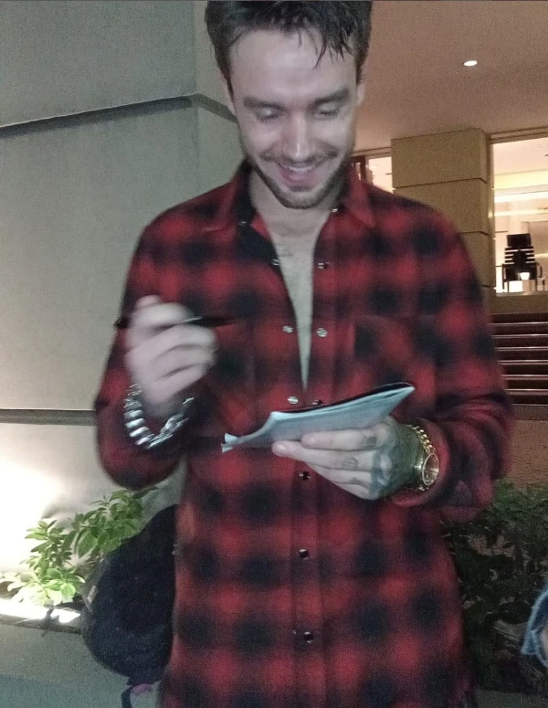 Liam Payne en la puerta del hotel Casa Sur, el 30 de septiembre, firmando autógrafos para las fans