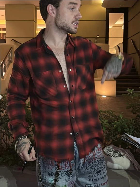 Liam Payne en la puerta del hotel Casa Sur, el 30 de septiembre, firmando autógrafos para las fans