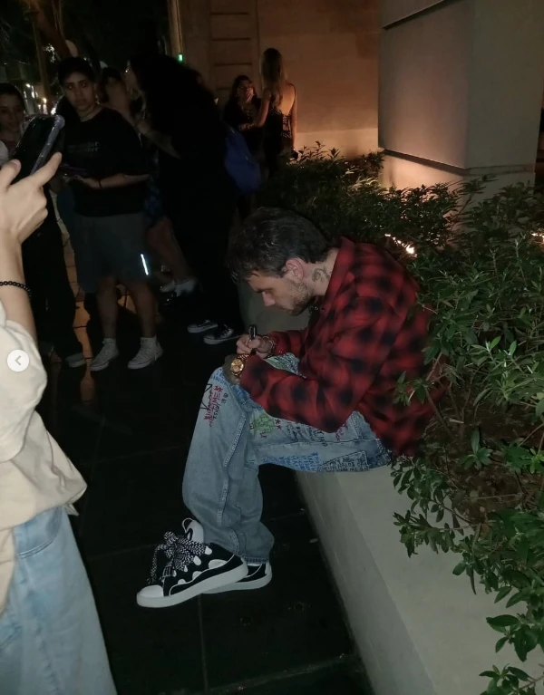 Liam Payne en la puerta del hotel Casa Sur, el 30 de septiembre, firmando autógrafos para las fans