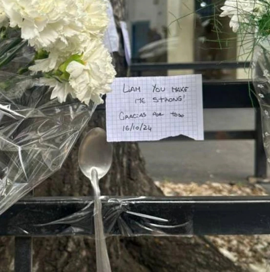 Las fans colocan cucharas en el altar de Liam Payne