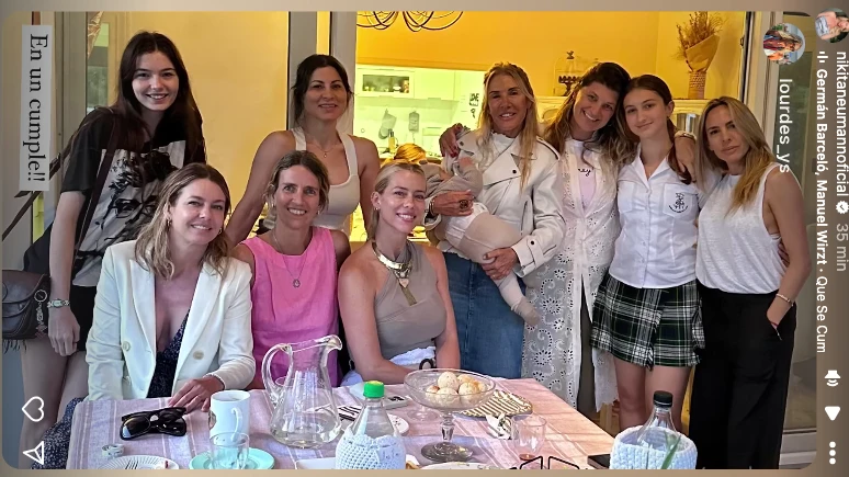 Así fue el festejo de Indiana: con su mamá, sus hermanas, su tía y sus primas.