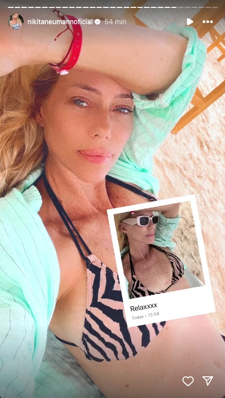 Nicole Neumann usó un vestido túnica sobre el traje de baño