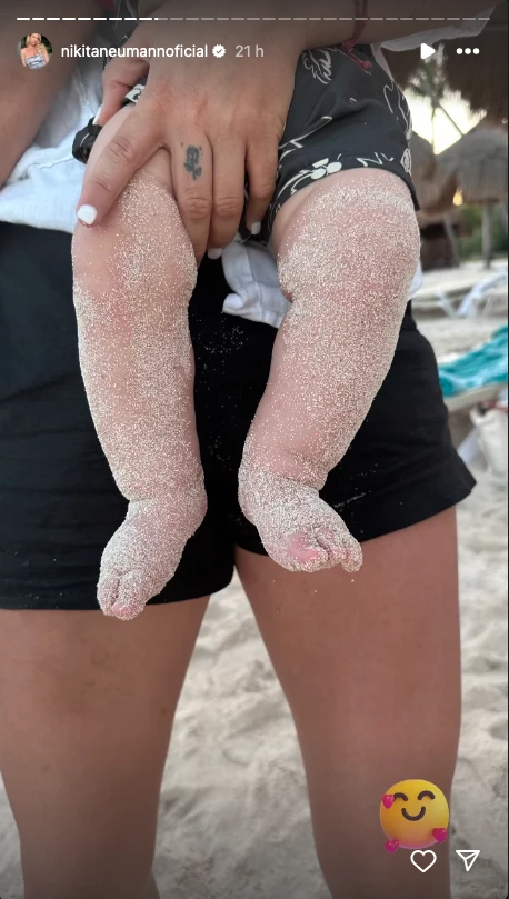 Nicole con su bebé en la playa