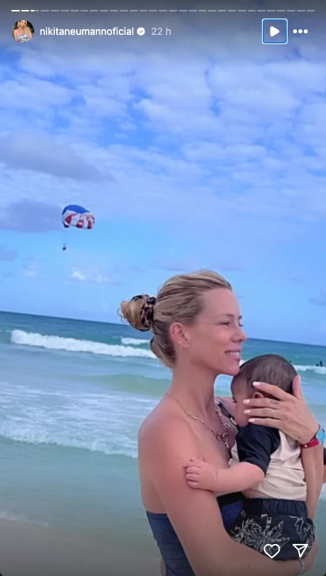 Nicole con su bebé en la playa