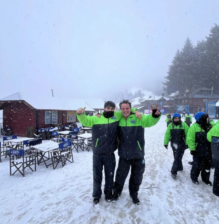 Tato Young con su hijo más chico en Bariloche, días antes de sufrir un ACV.