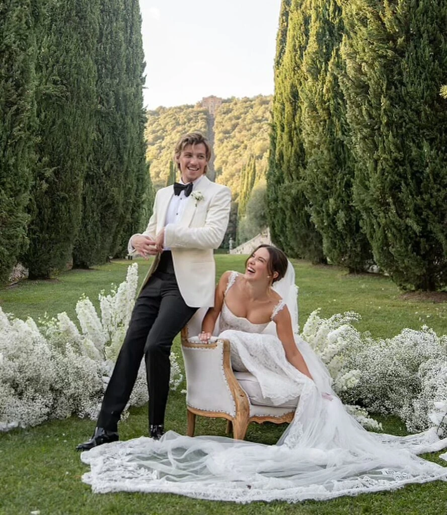 Las fotos de la boda secreta de Millie Bobby Brown y el hijo de Bon Jovi
