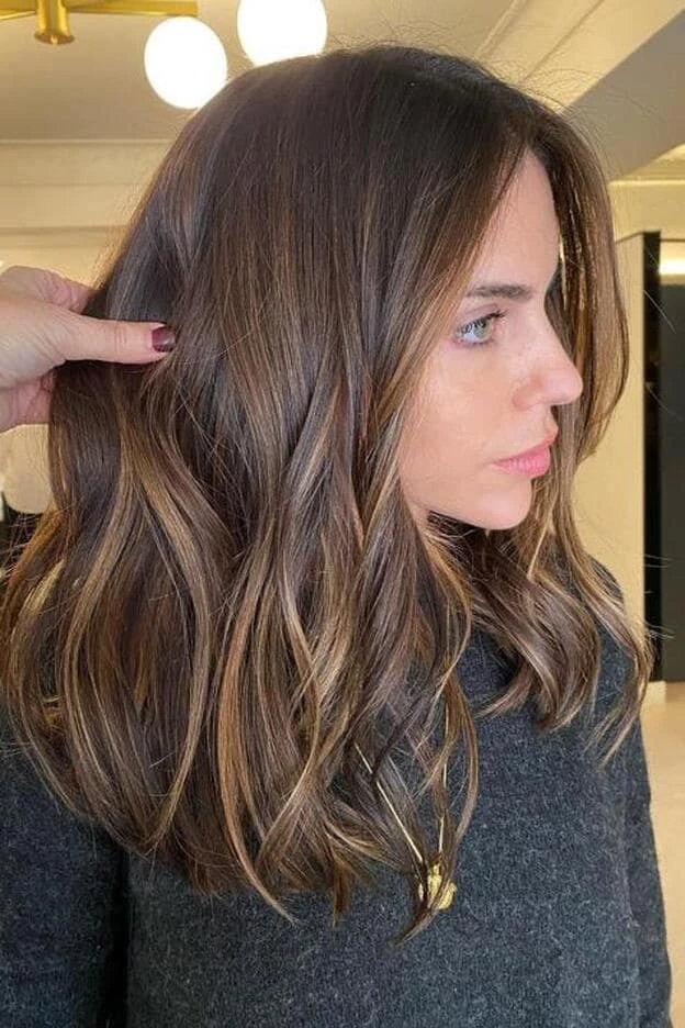 Cómo iluminar el pelo castaño con las mechas que marcan tendencia