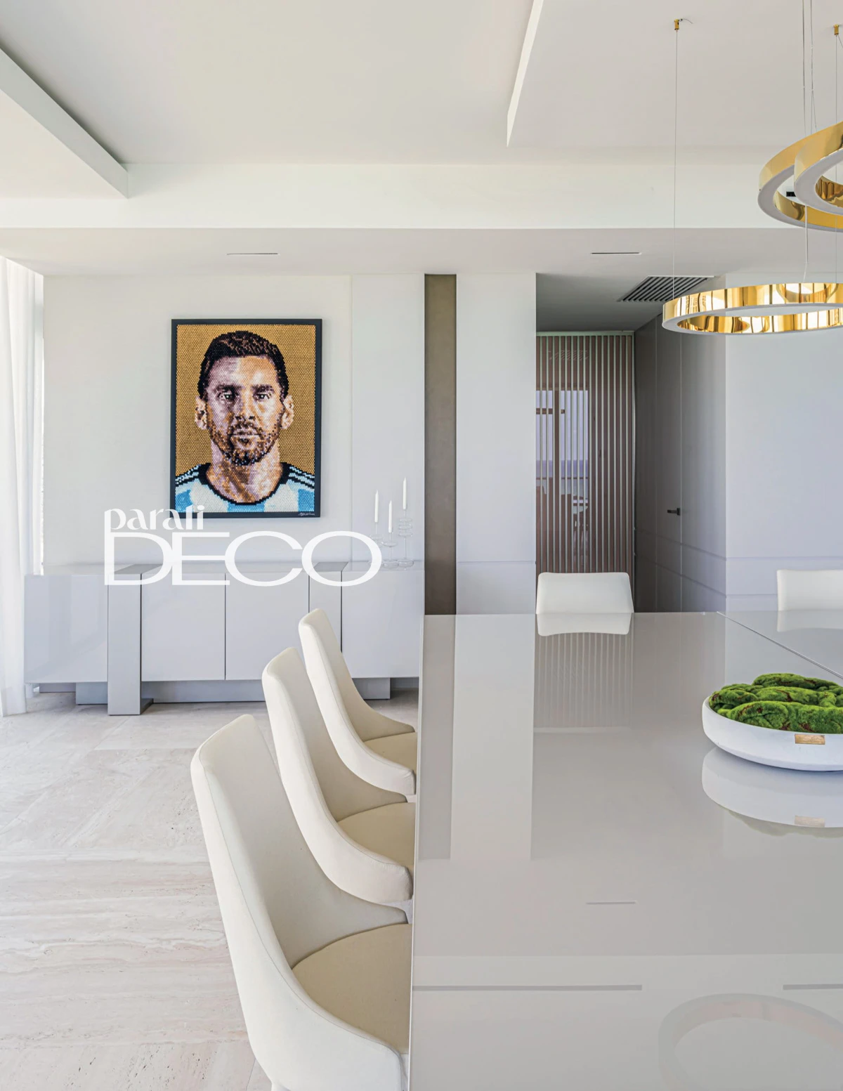 Minimalista y moderno, un departamento con un retrato de Messi de Kevin Champeny.