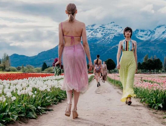 Benito Fernández presentó su colección con un desfile en el imponente Campo de Tulipanes de Trevelin