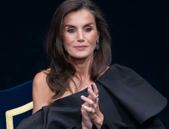 Letizia Ortiz deslumbró con el vestido negro chic que todas queremos llevar