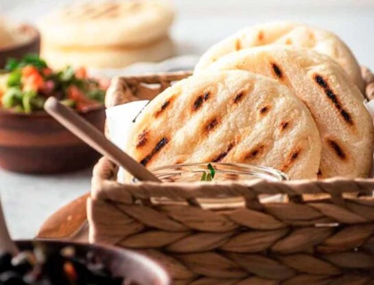 Receta de arepas, una comida muy popular de Colombia, Venezuela y Bolivia, by Paulina Cocina