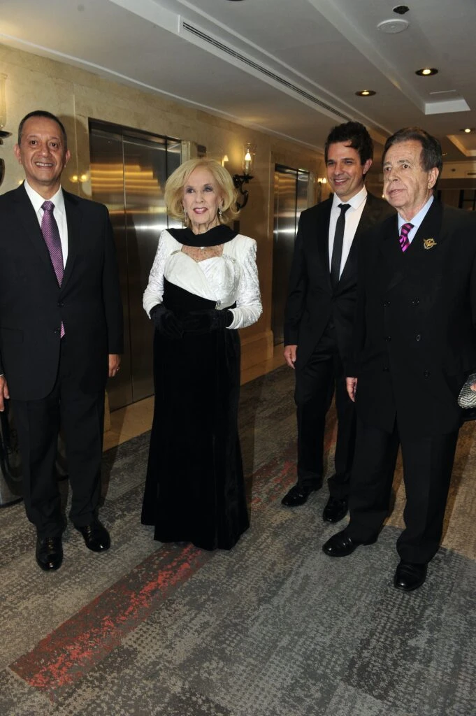 Mirtha Legrand apostó por un look blanco y negro y acertó