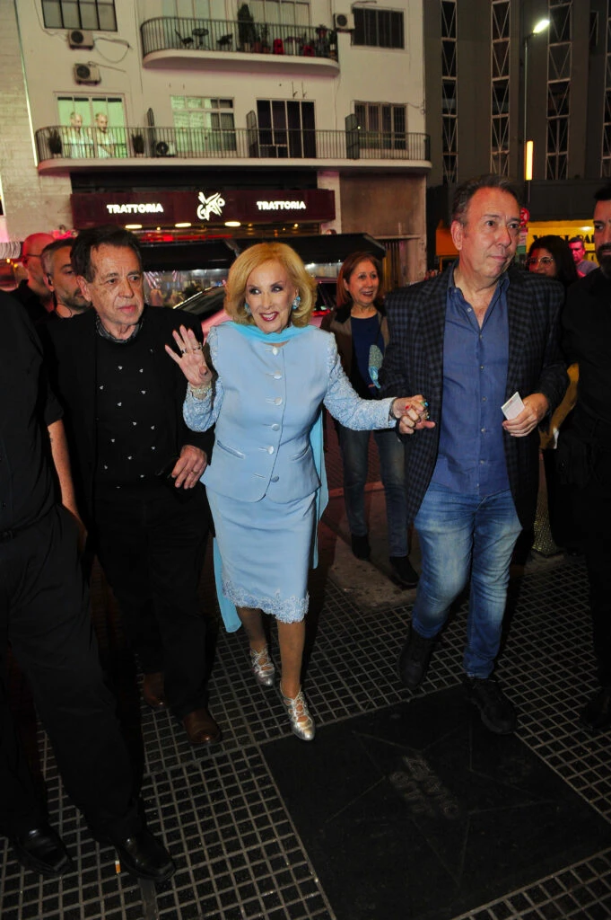 Mirtha Legrand entrando al teatro El Nacional, elegantísima con look sastrero celeste. Foto RS Fotos