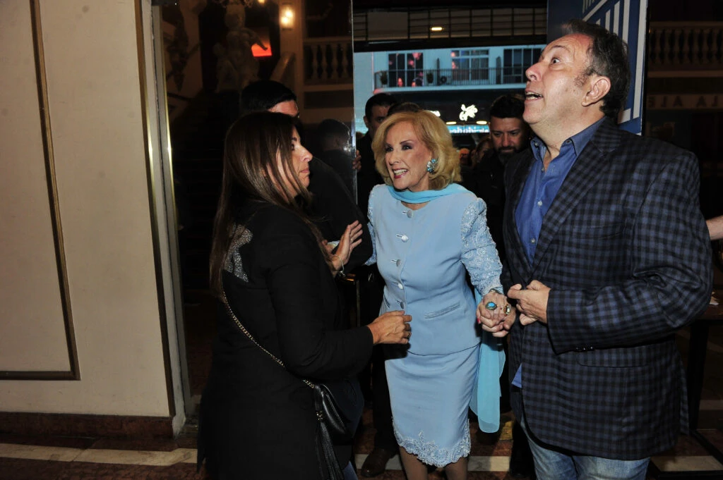 Mirtha Legrand entrando al teatro El Nacional, elegantísima con look sastrero celeste. Foto RS Fotos