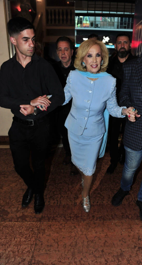 Mirtha Legrand entrando al teatro El Nacional, elegantísima con look sastrero celeste. Foto RS Fotos