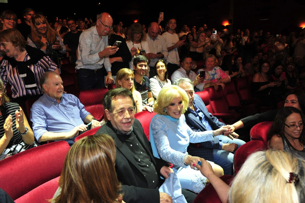 Mirtha Legrand en el teatro El Nacional, elegantísima con look sastrero celeste. Foto RS Fotos