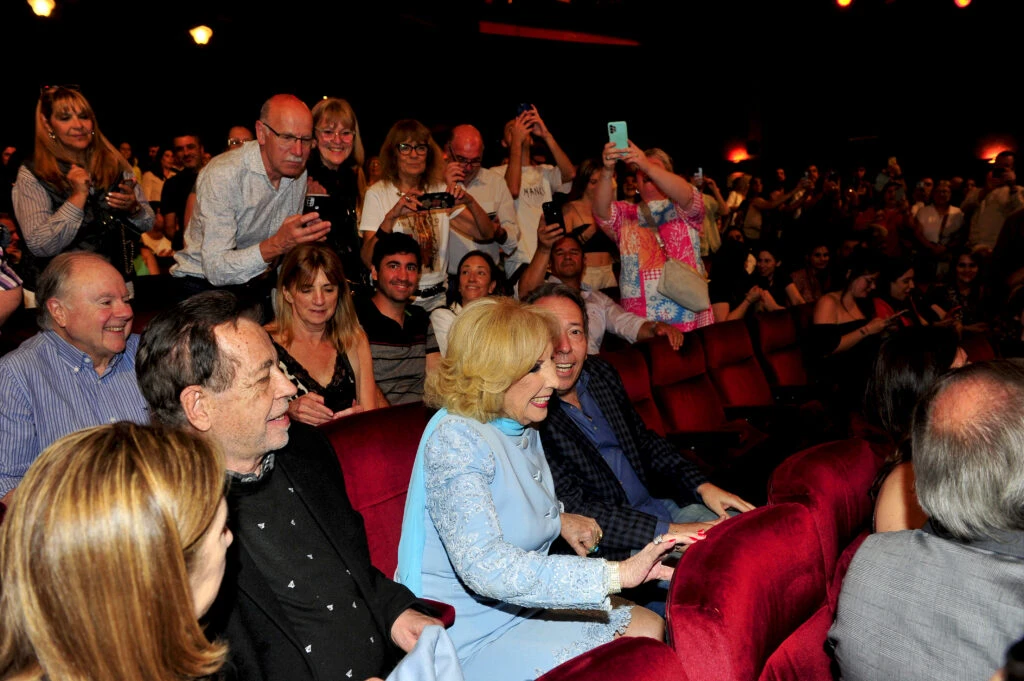 Mirtha Legrand en el teatro El Nacional, elegantísima con look sastrero celeste. Foto RS Fotos