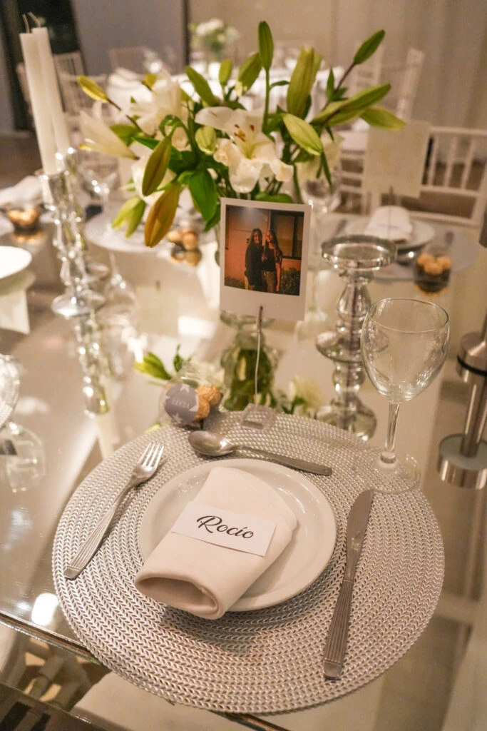 Detalles de la decoración en la mesa de un festejo.