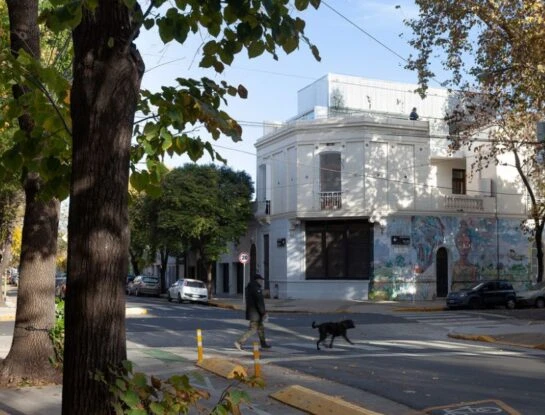 Así se diseñó una casa en esquina en Caballito