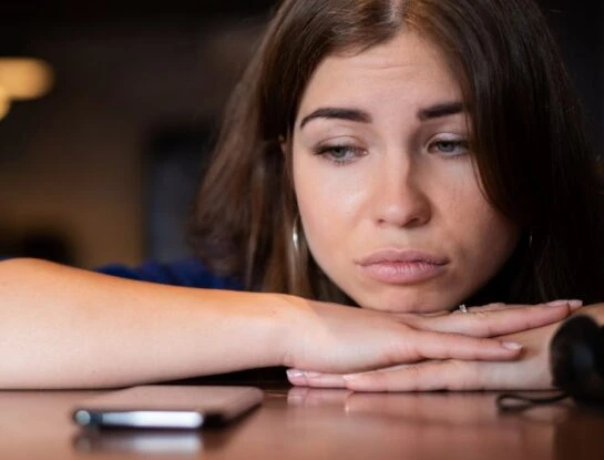 Relaciones de pareja: qué es el cricketing, cómo actuar y estar atenta a las red flags