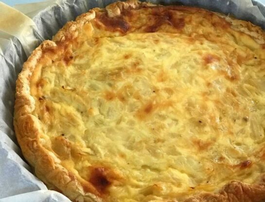 La receta de la tarta de cebollas caramelizadas y queso: no lleva azúcar