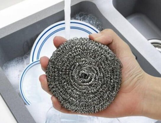 Esponjas metálicas en la cocina: por qué tenés que dejar de usarlas