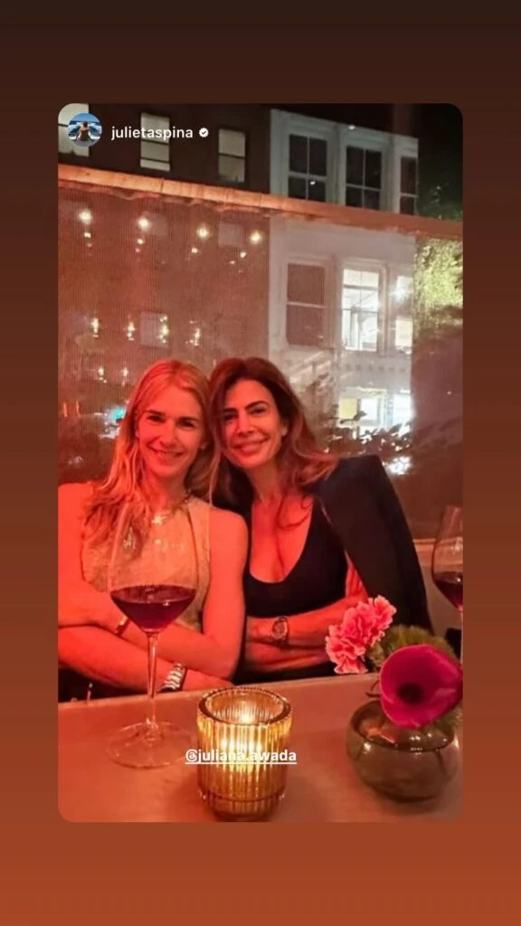 El look chic de Juliana Awada para un encuentro con amigas