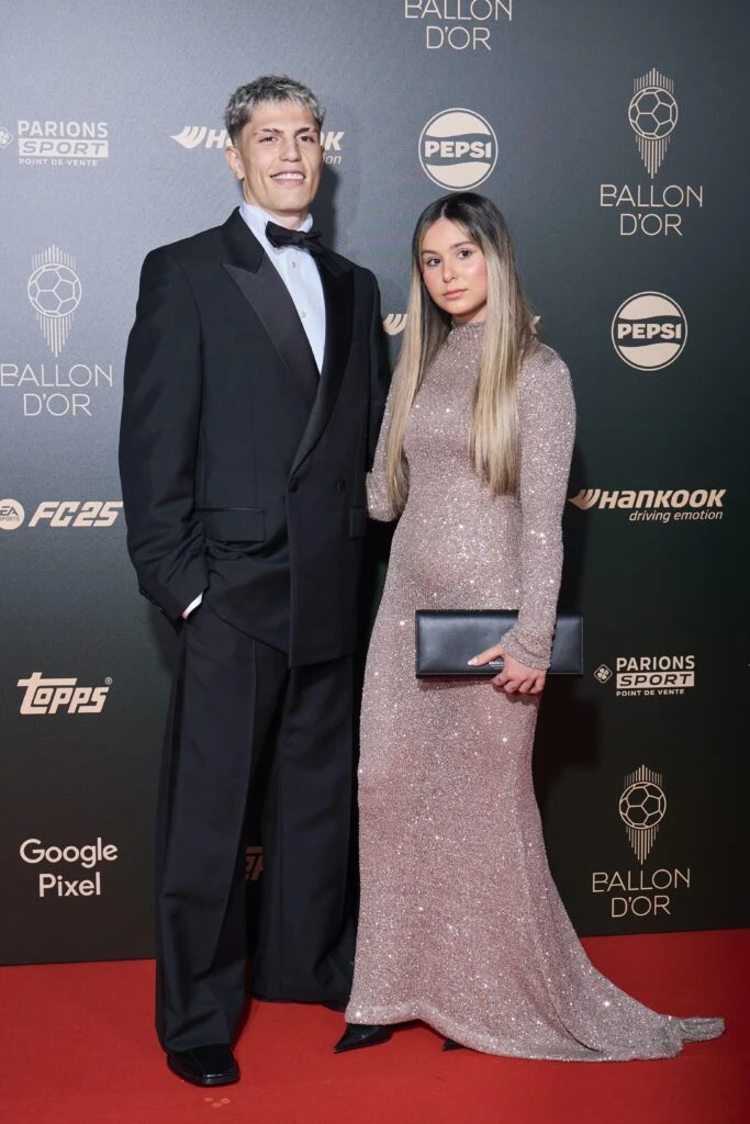 de Natalie Portman a Mandinha y Emiliano "Dibu" Martínez, los mejores looks de la gala del Balón de Oro