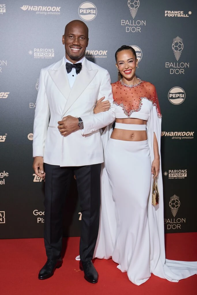 de Natalie Portman a Mandinha y Emiliano "Dibu" Martínez, los mejores looks de la gala del Balón de Oro