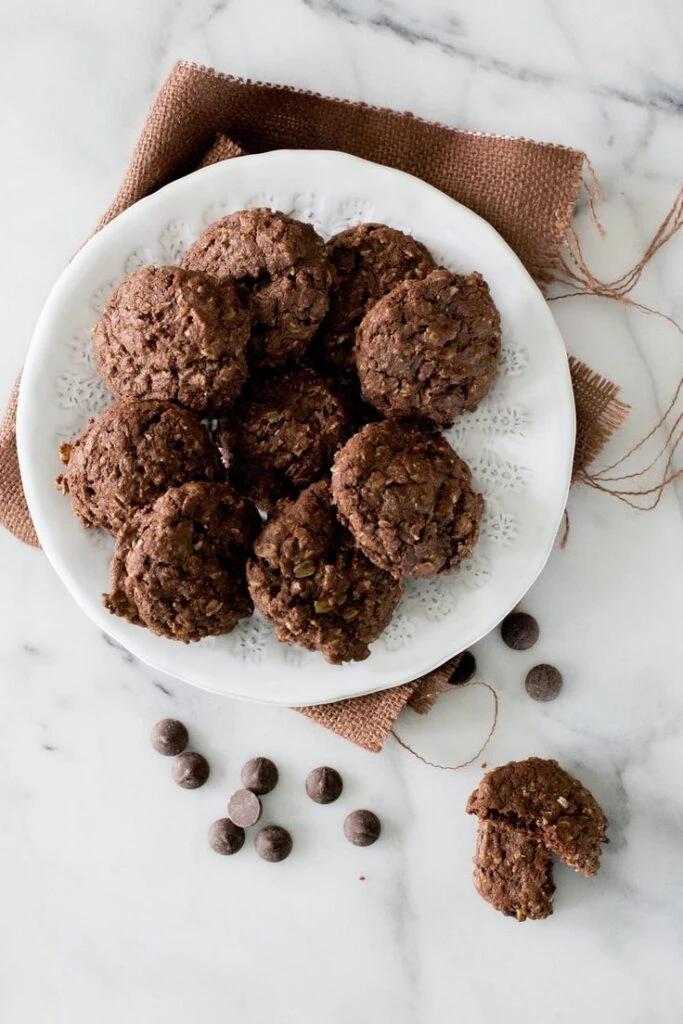 La receta de las galletitas de avena y chocolate perfecta para compartir con amigos