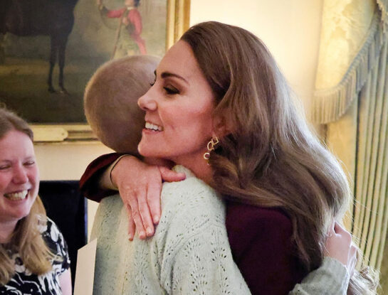 Kate Middleton y la foto del abrazo con una mujer que lucha contra el cáncer: quién es ella
