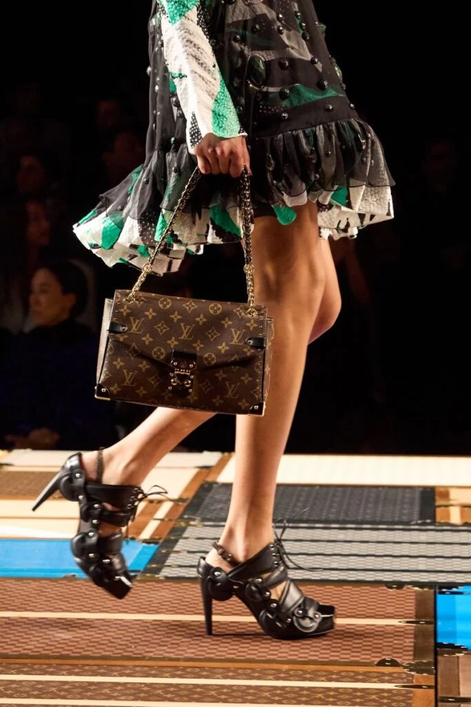 Accesorios en el desfile de Louis Vuitton