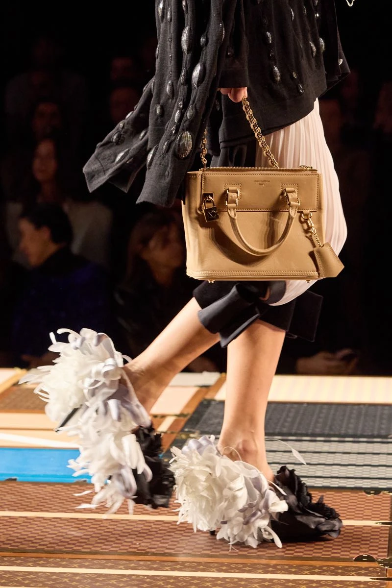 Accesorios en el desfile de Louis Vuitton