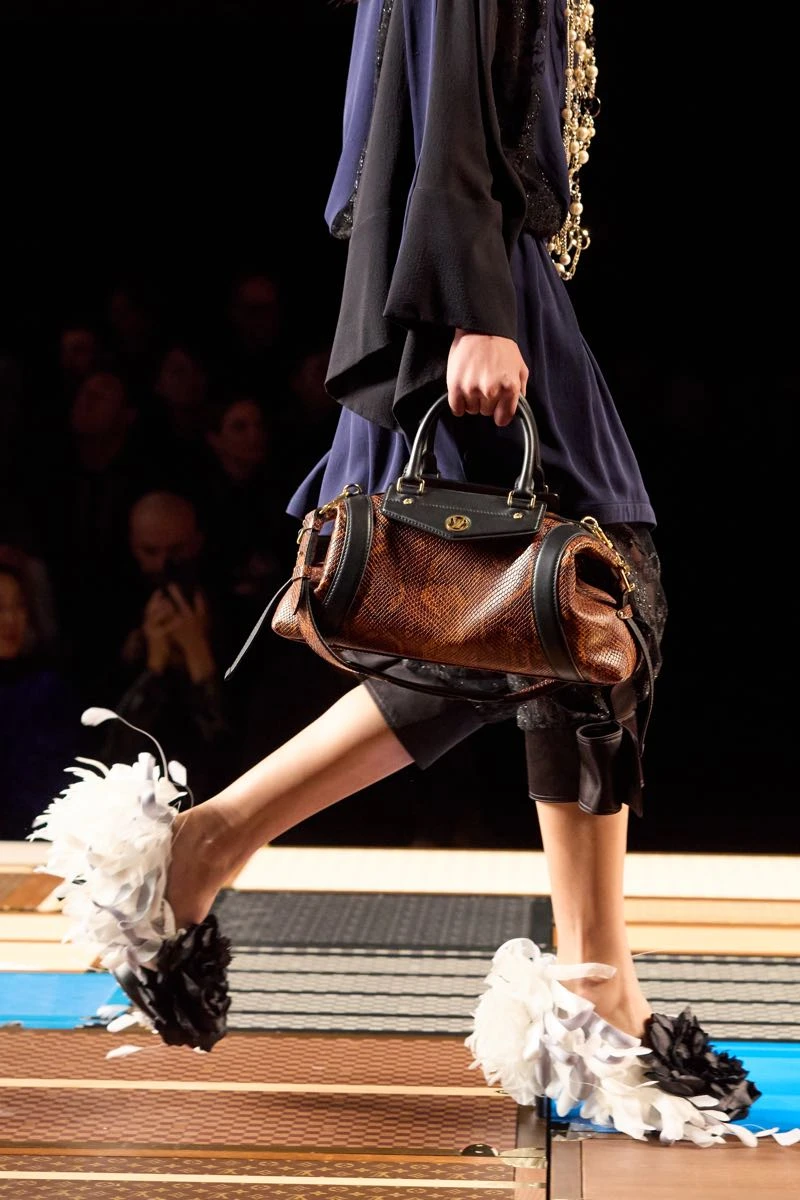 Accesorios en el desfile de Louis Vuitton