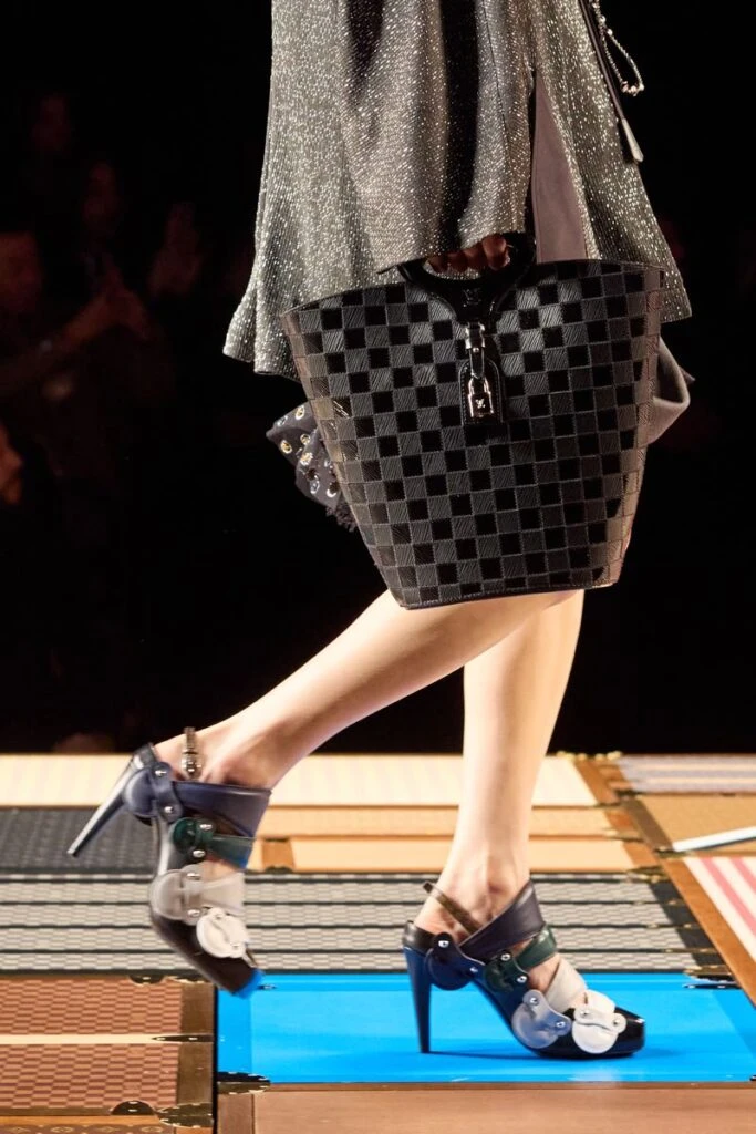 Accesorios en el desfile de Louis Vuitton