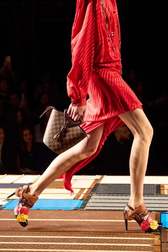 Accesorios en el desfile de Louis Vuitton