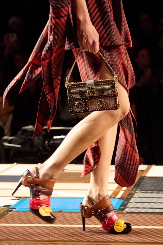 Accesorios en el desfile de Louis Vuitton