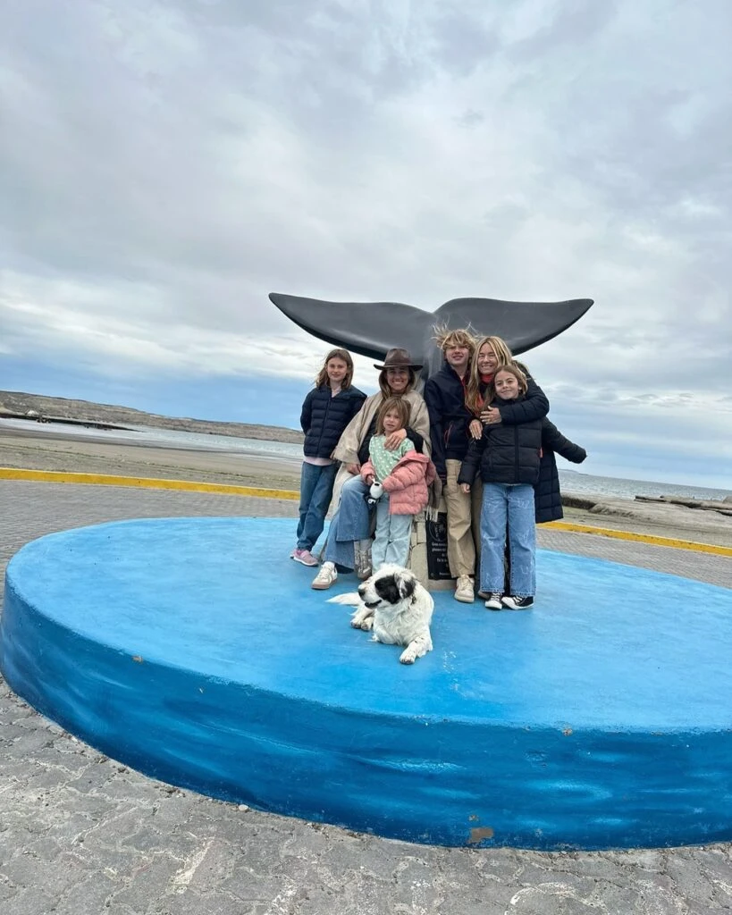 Las fotos de la trilliza María Emilia y familia en Puerto Madryn