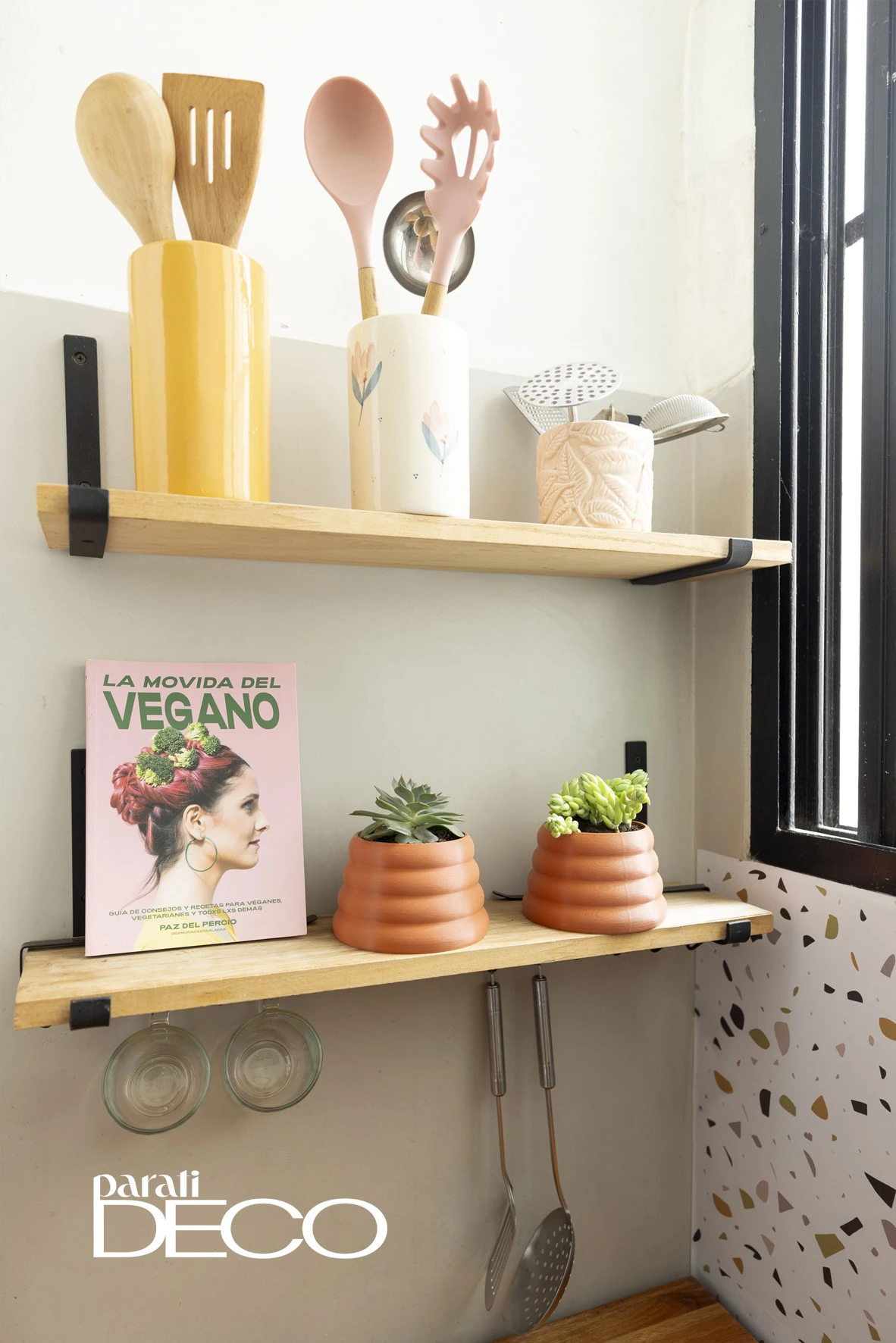 La esquina de la cocina, con todo lo que se necesita tener a mano.