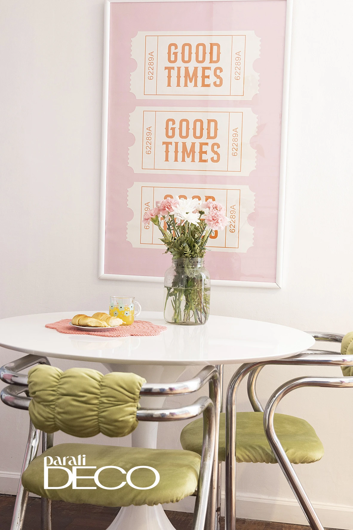 El comedor del departamento de MIla Aparicio y su hija, con ticket para pasarla bien.